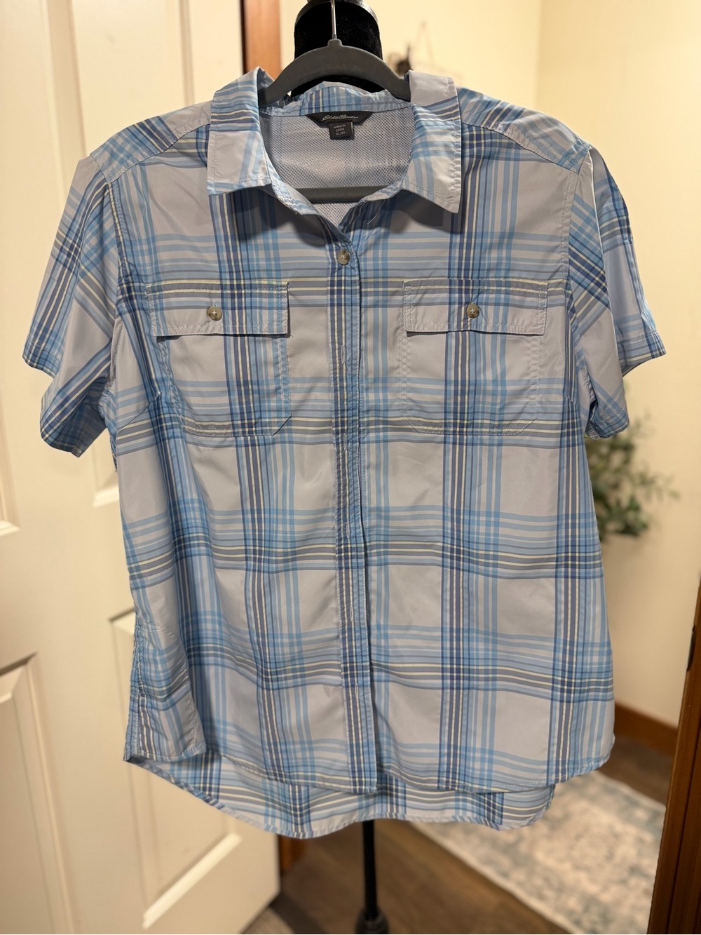 Eddie Bauer Women’s XL Blue Plaid Short Sleeve Outdoor Hiking Shirt